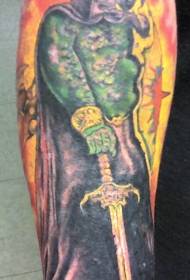 Ruka u boji oružja s uzorkom tetovaže mača