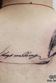 egy tollas tetoválásmintázat, amely a hátán népszerű