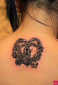 Si consiglia una foto di uno spettacolo di tatuaggi con chiave per il blocco della schiena
