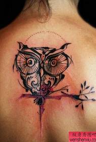 Patrón de tatuaje de búho en la espalda