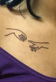 Clavicule femme tatouée clavicule sur la photo de tatouage à la main noire