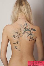 Krása zpět módní vlaštovka tetování vzor