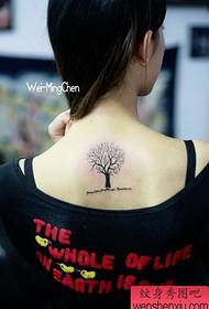 Piccoli tatuaggi freschi per alberi posteriori