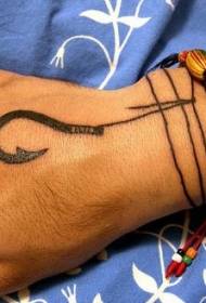 Rokas melns personības asā āķa tetovējuma raksts