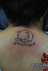 en totem elefant brev tatuering på baksidan