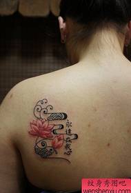 Maliit na sariwang babae pabalik na gawa sa tattoo na lotus