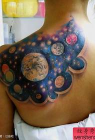 Cool färg stjärnklar tatueringsmönster på kvinnlig rygg