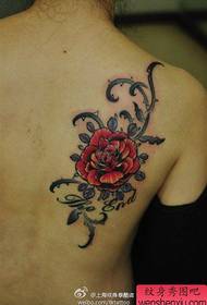 Jentas rygg vakker farget rose tatoveringsmønster