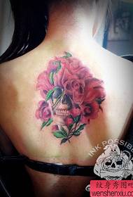 Belas costas das meninas e tatuagens florais nas costas