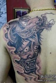un tatuaggio prajna sul retro