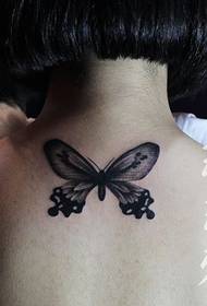 背部小清新蝴蝶纹身图案