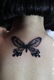 Me me tshiab npauj npaim tattoo nyob tom qab