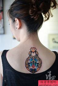 Ένα όμορφο μοτίβο τατουάζ με διαμάντια που είναι δημοφιλές στο πίσω μέρος των κοριτσιών