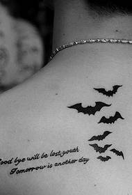 纹身秀图吧推荐一幅背部字母蝙蝠纹身图案