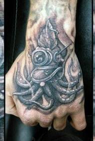 Håndtegnet svart grå blekksprut dykker tatoveringsmønster på baksiden av hånden