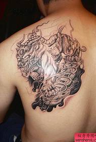 Kreiva Tang-leona tatuaje sur la dorso