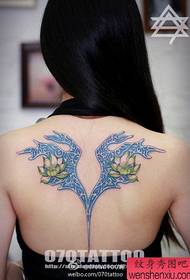 Smukt rygfarvet blomst lotus tatoveringsmønster