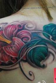 Skaists muguras liliju ziedu tetovējuma raksts