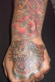 Tatuaggio a mano tigre e coniglio
