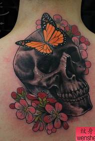 Lavoro di tatuaggio di tweed sulla schiena della donna