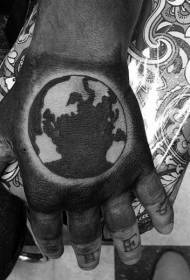 Fajny wzór tatuażu planety Ziemia z tyłu dłoni