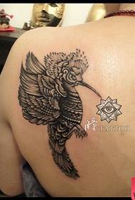 Fermoso e fermoso patrón de tatuaje de colibrí nas costas das nenas