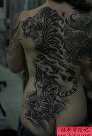 Atrás gran imaxe de tatuaje de tigre