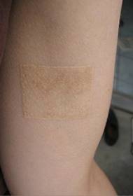 Padrão de tatuagem de tinta branca mão quadrada nas pernas