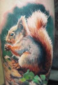Naoružajte realističan uzorak tetovaže vjeverice