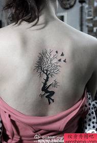 Popularny wzór tatuażu małego drzewa pięknej dziewczyny z tyłu dziewczynki