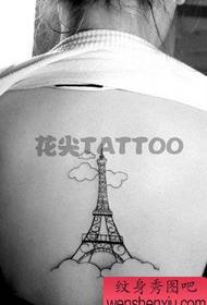女生背部一幅巴黎铁塔纹身图案