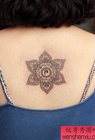 Il tatuaggio totem creativo di una donna funziona sul retro