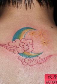 Красивый лунный рисунок татуировки на спине