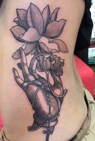 Main de la ligne noire vieille école côtes avec motif de tatouage de fleur