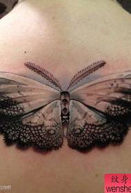 Maayo nga pino nga lace-edged butterfly tattoo sa likod
