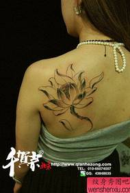 Nydelig kvinnelig lotus tatoveringsmønster på baksiden av jenta