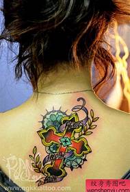 Bellissimo modello di tatuaggio croce posteriore per ragazze