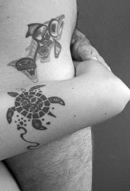 Modello tatuaggio braccio totem tartaruga nera