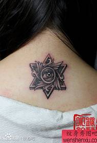 Le ragazze tornano con gli occhi alla moda e il motivo del tatuaggio a stella a sei punte