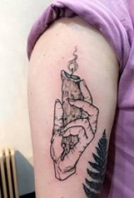 Ilustracija velike ručne tetovaže muškarac velika ruka koja drži sliku tetovaže svijeće