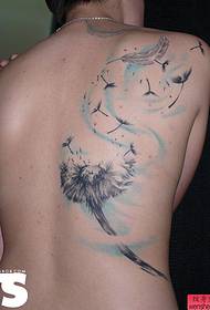 Bizkarrean dandelion tatuaje sortzailea