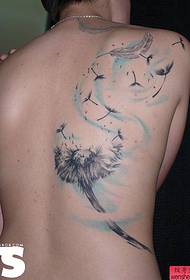 შემოქმედებითი dandelion tattoo უკანა მხარეს