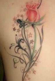 Krásny a obľúbený vzor tetovania ruží na chrbte