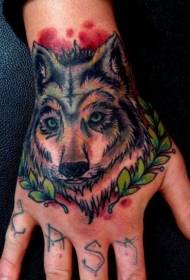 Hand zréck hausgemaach wéi e faarwege Wolf Tattoo Muster