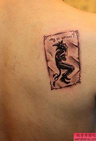 ett tatueringsmönster med bakre brev