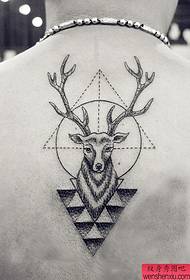 Wzór tatuażu antylopy na plecach