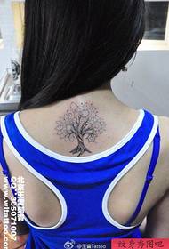 بچی کی پشت پر چھوٹے اور خوبصورت درخت ٹیٹو کا نمونہ
