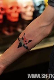 Patrón de tatuaje de estrella de cinco puntas de personaje de mano masculina