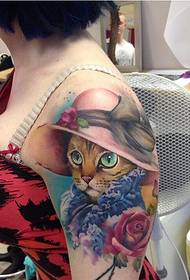 세련 된 여성 팔 좋은 찾고 화려한 고양이 문신 패턴 사진