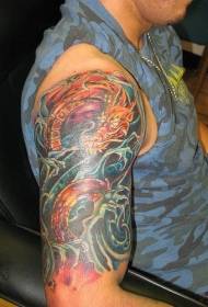 Brazo de dragón de auga e patrón de tatuaje ondulado